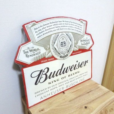 画像2: ブリキ看板 BUDWEISER バドワイザー エンボスメタルサイン ガレージ ビール　目立つ プレート 壁飾り 正規ライセンス品 アメリカン 雑貨 インテリア おしゃれ 可愛い サーファー バー 店舗