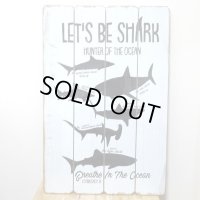 アメリカン看板 可愛い ウッドボード 木製看板 LET'S BE SHARK サメ 海 サーファー サーフィン ガレージ リビング 壁掛け かわいい おしゃれ カフェ 店舗 飾り レトロ看板