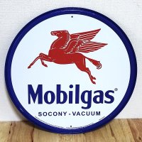 ブリキ看板 Mobilgas ラウンドエンボスメタル アンティーク ペガサス ガレージ プレート 可愛い 壁飾り 正規ライセンス品 アメリカン 雑貨 インテリア おしゃれ サーファー かわいい カフェ 店舗