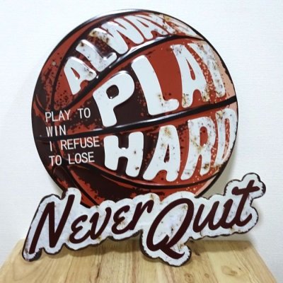 画像1: ブリキ看板 ビンテージ Never Quit&Play Hard バスケットボール アンティーク ガレージ プレート 可愛い 壁飾り アメリカン 雑貨 インテリア おしゃれ かわいい サーファー カフェ 店舗