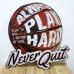 画像1: ブリキ看板 ビンテージ Never Quit&Play Hard バスケットボール アンティーク ガレージ プレート 可愛い 壁飾り アメリカン 雑貨 インテリア おしゃれ かわいい サーファー カフェ 店舗 (1)