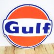 画像1: ブリキ看板 ビンテージ ラウンドエンボスメタル Gulf ガルフ アンティーク ガレージ プレート 可愛い 壁飾り 正規ライセンス品 アメリカン 雑貨 インテリア おしゃれ サーファー かわいい カフェ 店舗 (1)