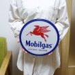 画像3: ブリキ看板 Mobilgas ラウンドエンボスメタル アンティーク ペガサス ガレージ プレート 可愛い 壁飾り 正規ライセンス品 アメリカン 雑貨 インテリア おしゃれ サーファー かわいい カフェ 店舗 (3)