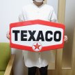 画像3: ブリキ看板 TEXACO Bigダイカットエンボスメタル アンティーク ガレージ プレート 可愛い 壁飾り 正規ライセンス品 アメリカン 雑貨 インテリア おしゃれ サーファー かわいい カフェ 店舗 (3)