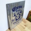 画像2: ブリキ看板 コロナ CORONA EXTRA アンティーク ロゴ ガレージ トタン板 壁飾り 正規ライセンス品 アメリカン 雑貨 インテリア おしゃれ 可愛い サーファー カフェ 店舗 (2)