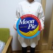 画像4: ブリキ看板 Moonpie Disc アンティーク ムーンパイ ガレージ プレート 可愛い 壁飾り 丸形 正規ライセンス品 アメリカン 雑貨 インテリア おしゃれ サーファー かわいい カフェ 店舗 (4)